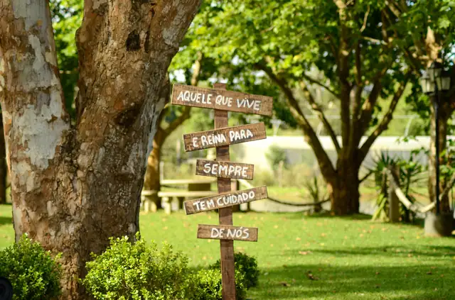 Placa decorativa no jardim da Lagoa Eventos