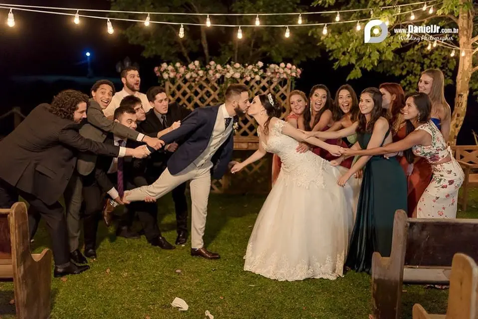 Noivos brincando com padrinhos e madrinhas durante a festa